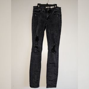 Washed black, skinny jean, distressed